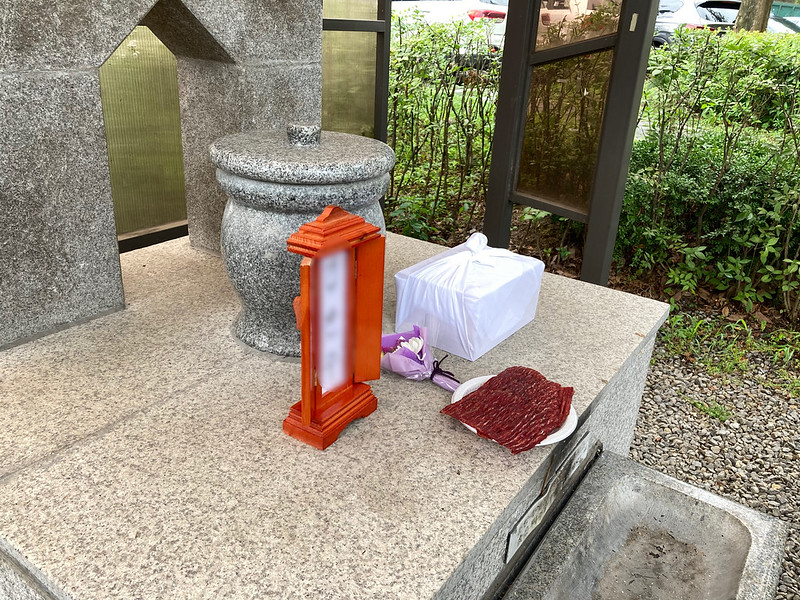 산골하기 전 ㄴ 님에게 육포와 소주, 꽃다발을 올린 자녀들. 사진 나눔과나눔