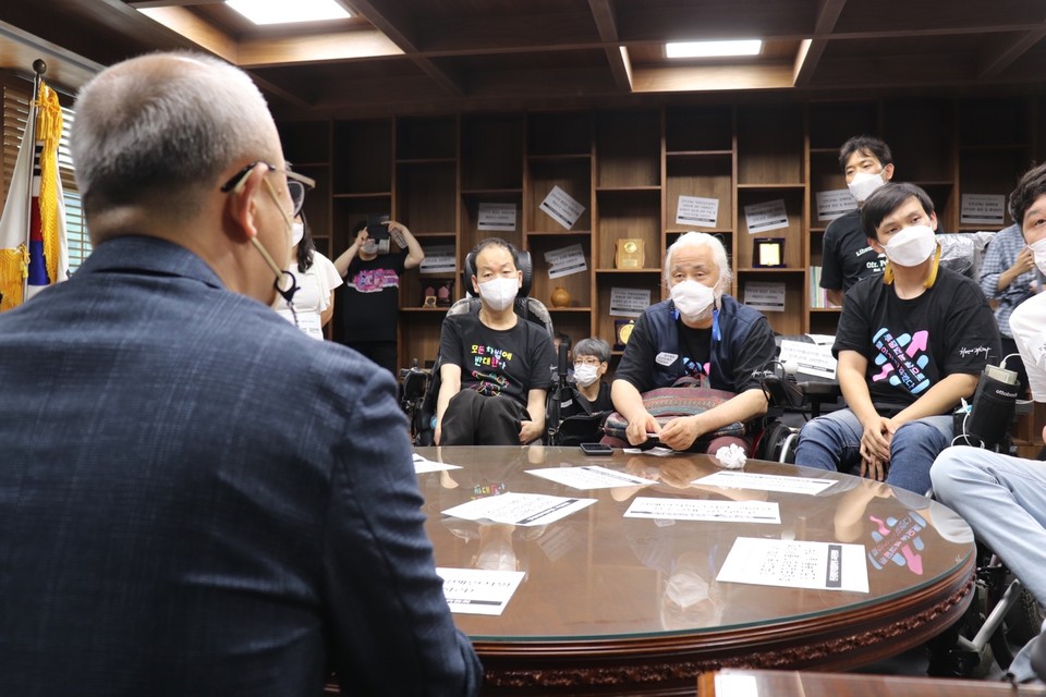 지난 6월 8일 진주교대 총장실을 점거한 전장연 활동가들이 유길한 총장(왼쪽)과 면담하고 있다. 사진 전장연