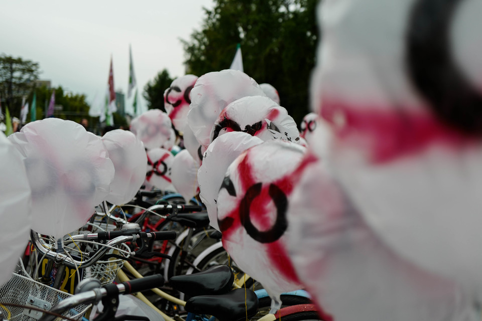 2019년 9월, 기후위기비상행동이 주최한 기후파업집회. 기후위기를 이야기하며 이산화탄소 금지를 표현한 설치물이 자전거에 매달려 있다. 사진 최인기