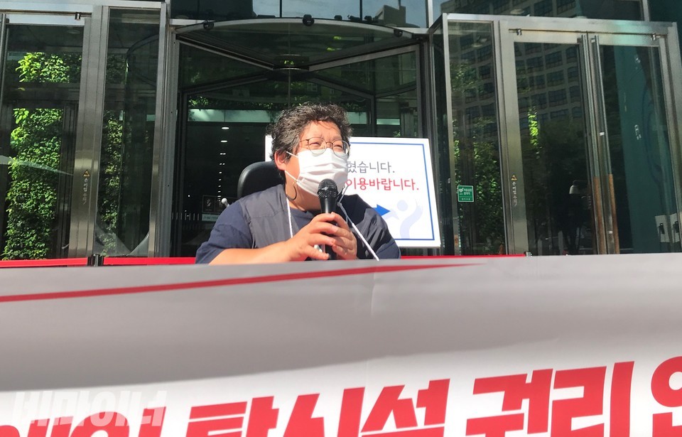 이형숙 서울시장애인자립생활센터협의회 회장은 “서울시 탈시설 정책이 후퇴하지 않도록 계속 싸우겠다”고 강조했다. 사진 허현덕