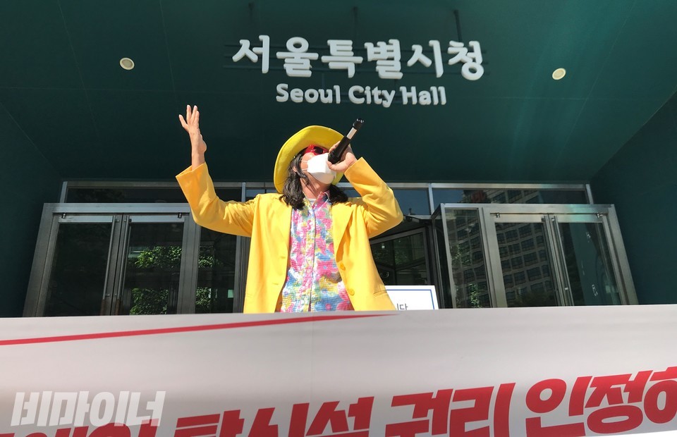 신곡 ‘들어라 오세훈’을 부르는 야마가타 트위스터. 사진 허현덕