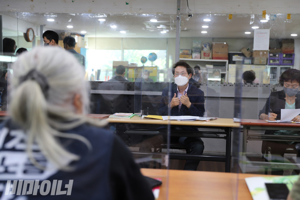 장애인야학 대표자들과 간담회를 하는 조희연 교육감. 사진 허현덕