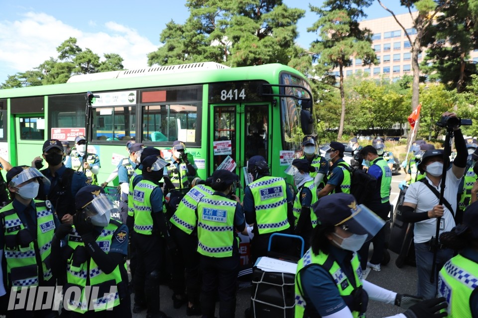 순식간에 몰려온 경찰이 버스와 활동가들을 애워싸고 있다. 사진 이가연