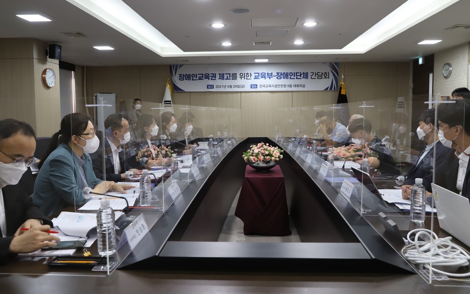 면담 모습. 현수막에 ‘장애인교육권 제고를 위한 교육부-장애인단체 간담회’라고 적혀 있다. 사진 전장연