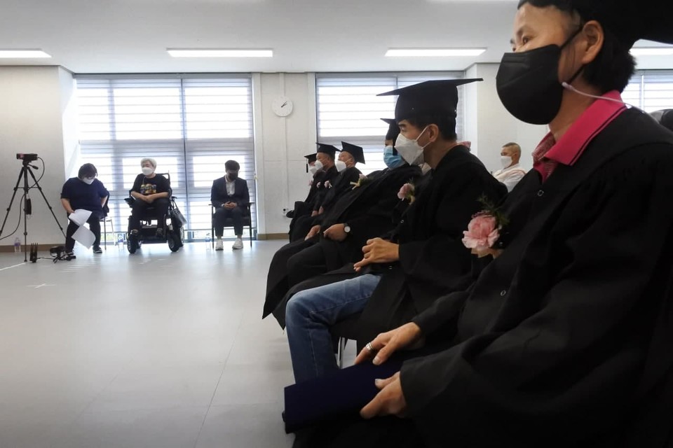 장애인 초등학력인정 문해교육과정을 마친 8명의 졸업식, 초등·중등학력인정 문해교육과정을 시작하는 19명의 입학식이 함께 열렸다. 사진 질라라비야학