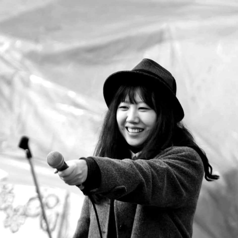 문화노동자 황현 씨가 환하게 미소 지으며 노래를 부르고 있다. 