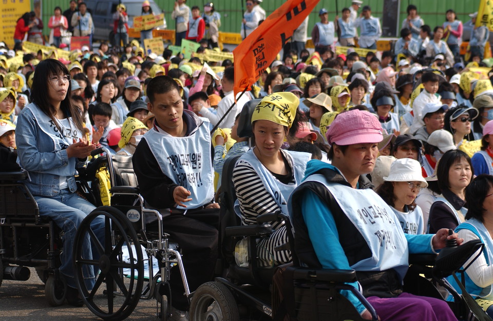 2007년 장애인교육권 집회에 참석한 박길연 대표(맨 왼쪽). 사진 김유미