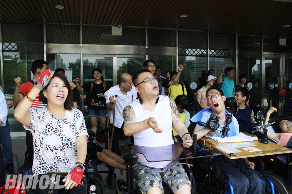 2013년 8월 12일, 인천장애인차별철폐연대가 인천시청 앞에서 장애인자립생활 예산 지원을 촉구하며 기자회견을 하고 있다. 왼쪽이 박길연 대표. 