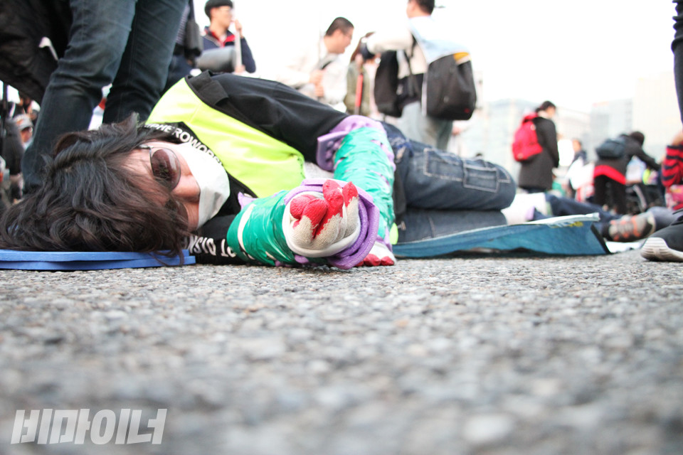 2018년 4월 19일, 장애인활동가 77명이 문재인 대통령 면담을 요구하며 광화문사거리에서 효자동 입구까지 2시간 30분 동안 오체투지 투쟁을 벌였다. 오체투지 도중 박길연 대표가 쉬고 있다. 