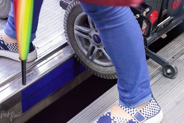 지하철과 승강장의 단차로 전동휠체어 바퀴가 아슬아슬하게 걸쳐져 있다. 사진 박승원