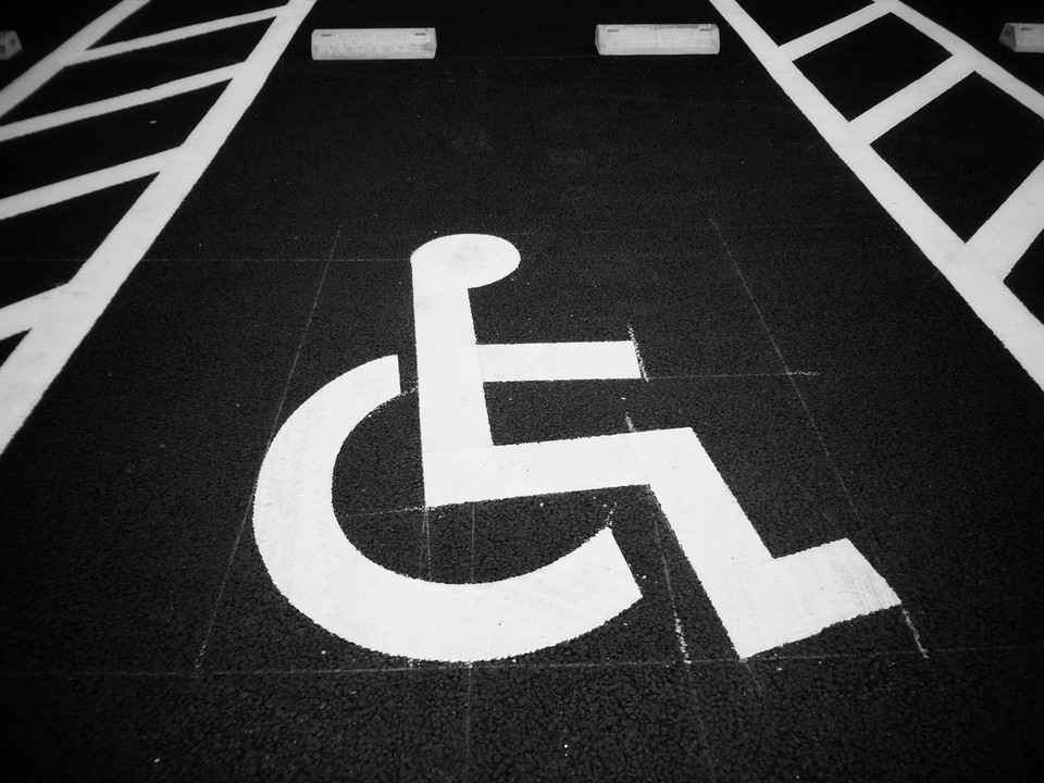 장애인 주차장에 장애인 표식이 있다. 사진 픽사베이 