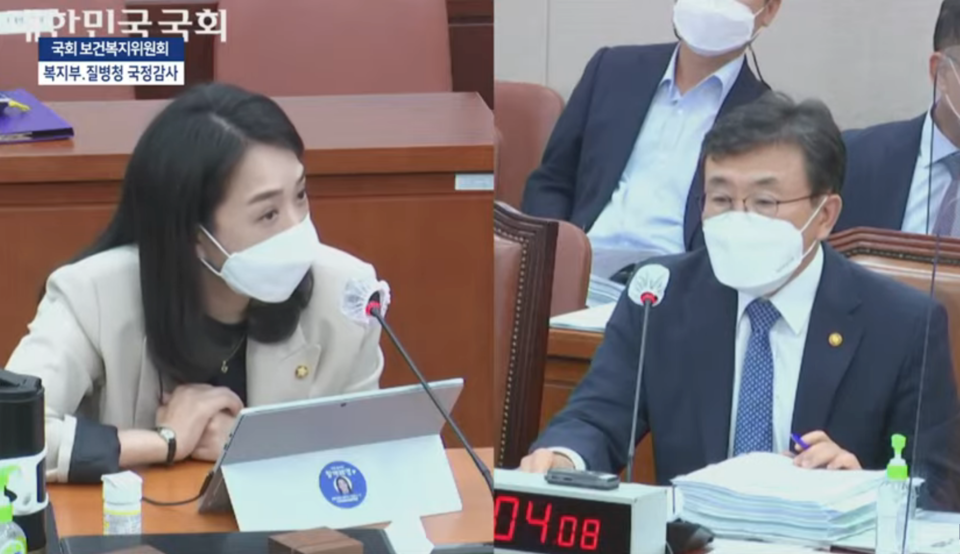 6일 열린 국회 보건복지위원회 국정감사에서 최혜영 의원이 권덕철 장관에게 질의를 하고 있다. 사진 캡처 MBCNEWS 유튜브 생중계
