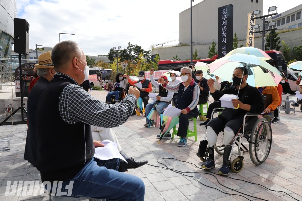 집회에 참석한 동자동 주민들이 구호를 외치고 있다. 사진 이가연