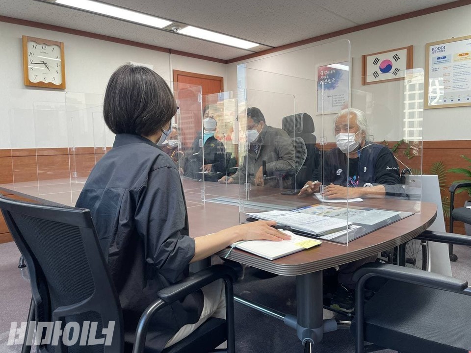 기자회견 직후 양대법안제정연대는 최경숙 한국장애인개발원 원장과 면담했다. 양대법안제정연대는 운영위원회 5월 회의록 공개를 요구했지만, 최 원장은 운영위원회에 가부를 묻고 답하겠다고 말한 것으로 전해진다. 사진 하민지