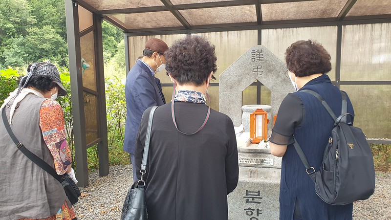 고인의 유골을 뿌리기 전, 마지막으로 기도하는 가족들. 사진 나눔과나눔