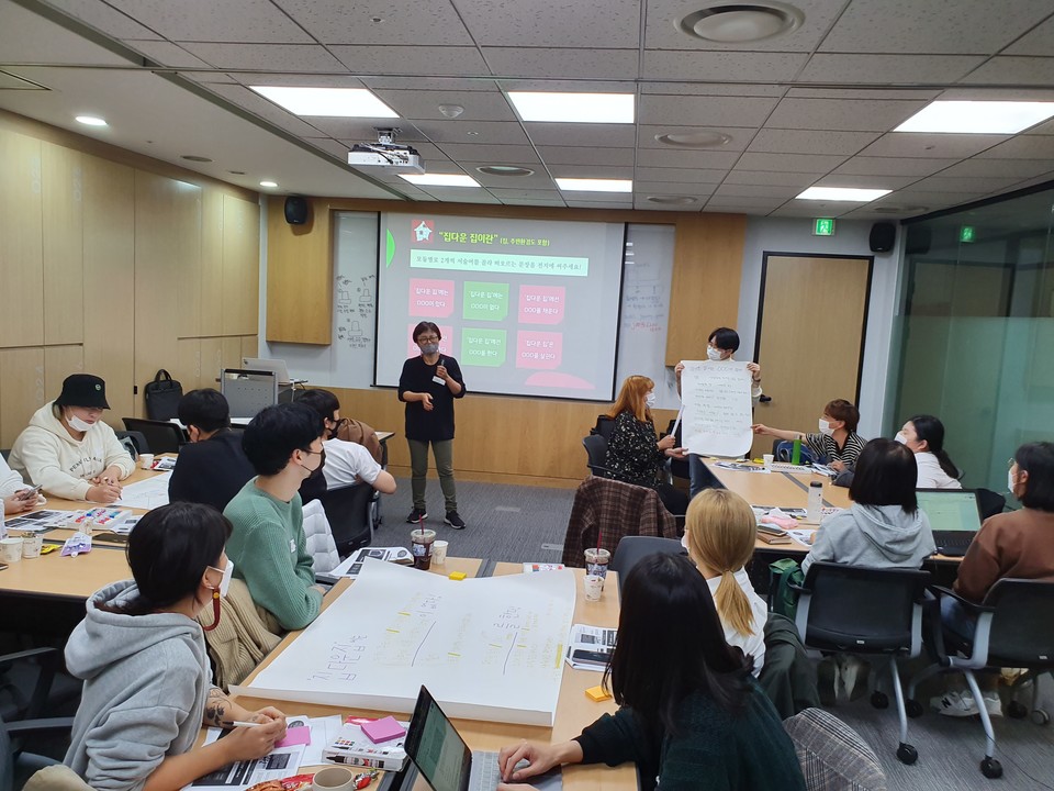 2020년 10월 18일, ‘청소년 말하기 워크숍’을 통해 청소년 당사자 활동가를 조직하였다. ‘집다운 집’에는 ‘000이 있다/없다/채운다/만난다/한다/살린다’에 대한 내용을 모둠별로 채우고 발표하고 있다. 사진 청소년주거권네트워크. 