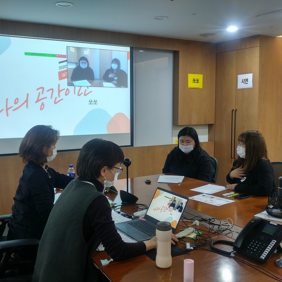 2020년 11월 24일, ‘청소년 말하기 리허설’에서 청소년 활동가 “쏘쏘”님이 말하기 강연을 하고 있다. 사진 청소년주거권네트워크. 