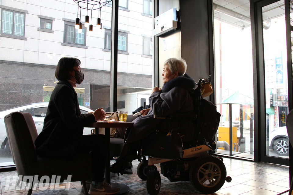 2월, 대구의 한 카페에서 홍은전 작가(왼쪽)와 박명애 대표(오른쪽)가 마주 앉아 이야기를 나누고 있다. 