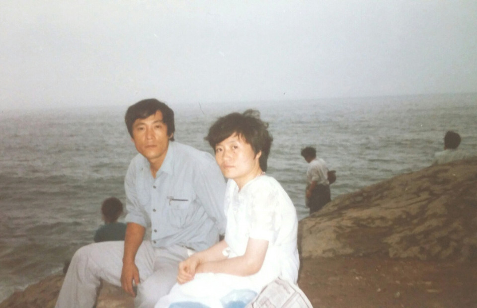 1986년 남편과 해운대 조선비치 앞에서. 남편과는 1984년 12월 23일 결혼했다. 제공 박명애 