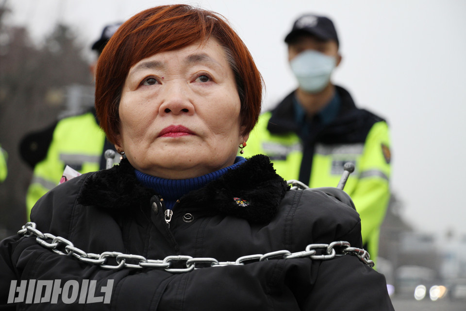 2018년 11월, 전국장애인차별철폐연대 소속 장애인 활동가들이 국회 앞 도로를 점거하며 복지예산 확대를 촉구했다. 박명애 대표가 몸에 쇠사슬을 두르고 있다.