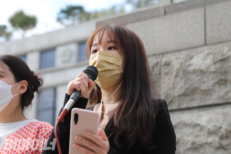 사건의 변호를 맡은 조미연 공감 변호사가 발언을 하고 있다. 사진 이가연