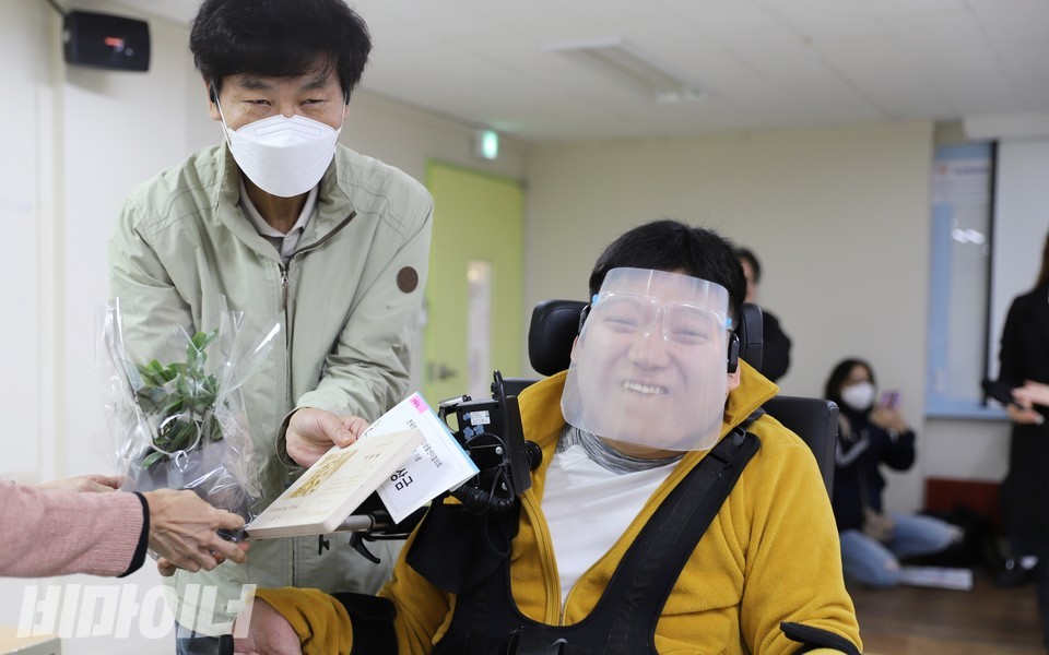 이용수 서울 이음센터 활동가(오른쪽)가 '자립왕'으로 선정된 11명을 대표로 상패와 상금을 받고 있다. 이 활동가는 2019년 11월에 탈시설해 올해 6월부터 자립생활을 시작했다. 사진 하민지