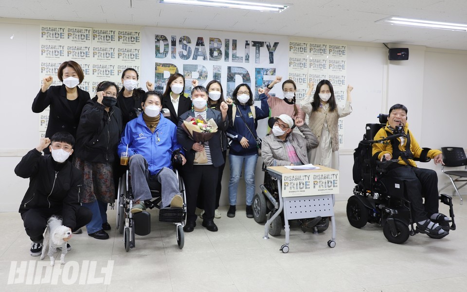 기념식 종료 후 단체사진. 활동가들이 '투쟁'을 외치고 있다. 사진 하민지