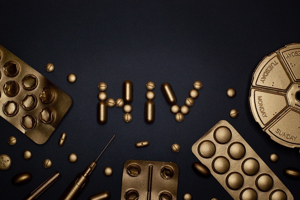 알약으로 HIV라는 글자가 만들어져 있다. 그 바깥으로는 알약과 주사 등이 놓여 있다. 사진 픽사베이. 