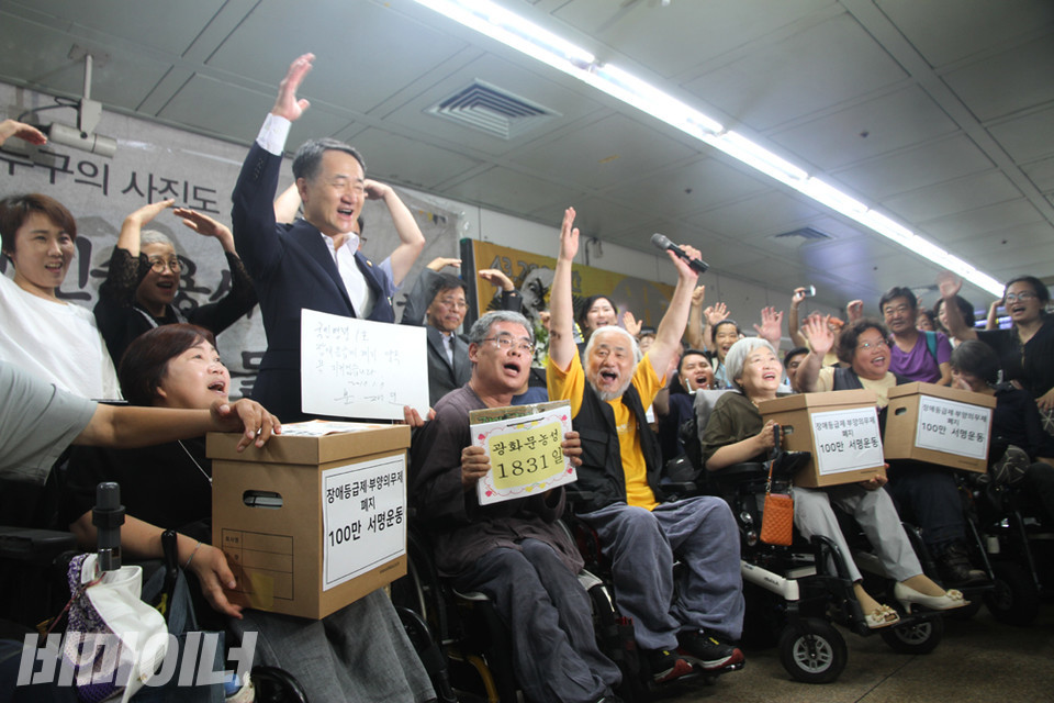 2017년 8월 25일, 박능후 보건복지부 장관이 광화문 농성장에 찾아와 부양의무자 기준 폐지를 약속했다. 사진 비마이너DB