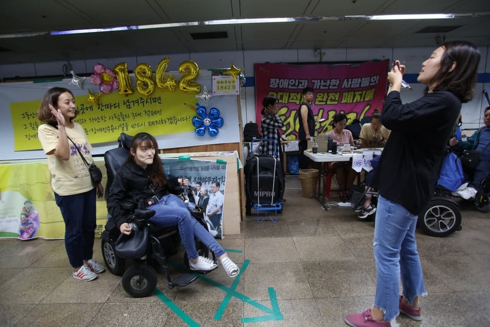 광화문 농성 1842일 째 되는 날인 2017년 9월 5일, 활동가들이 농성장 앞에서 마무리를 기념하는 사진을 찍고 있다. 사진 최인기