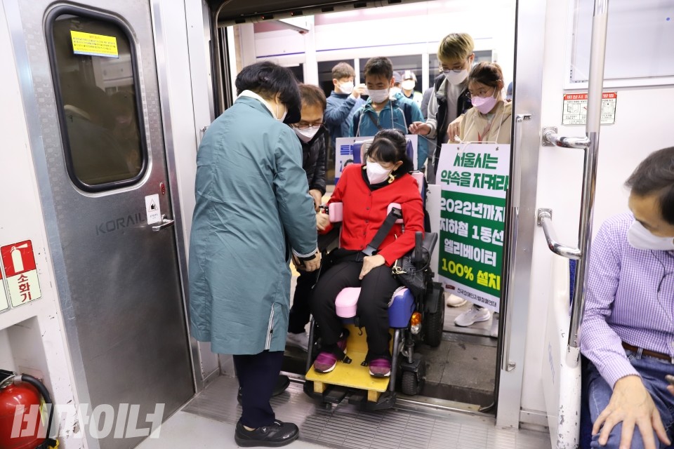서울역에서 한 휠체어 이용 장애인이 넓은 단차로 인해 탑승에 어려움을 겪어 주변의 도움을 받고 있다. 사진 이가연 