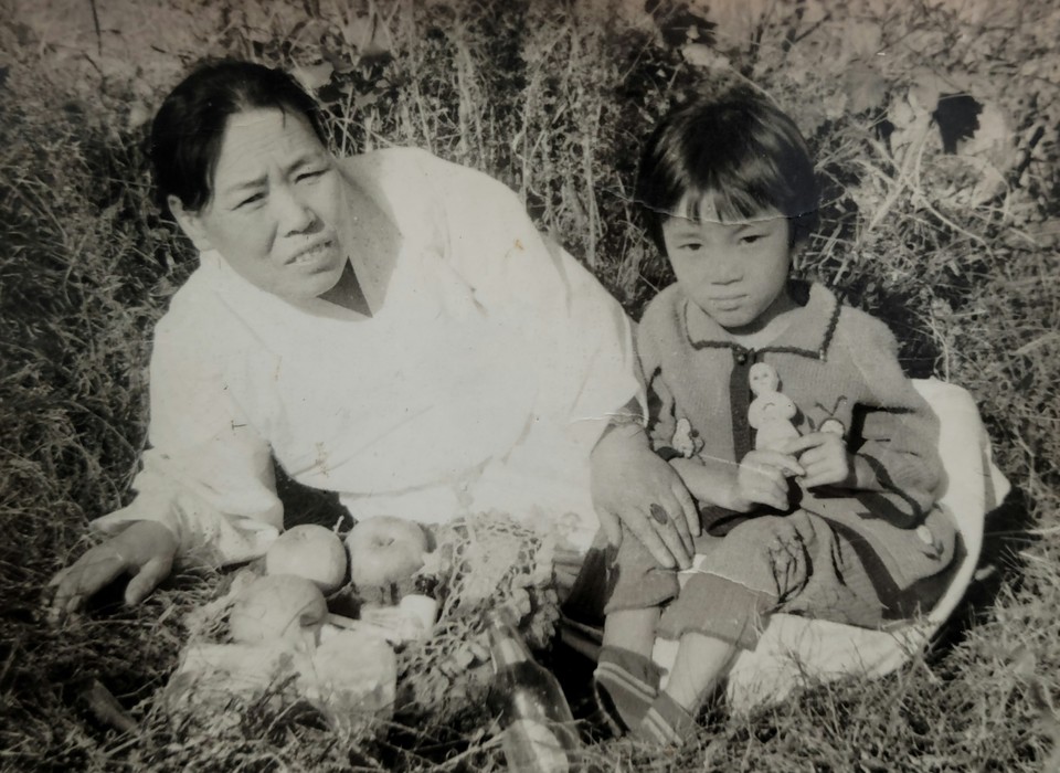 나를 가장 사랑한 할머니와 함께. 8~9살쯤으로 추정. 사진 제공 박김영희. 