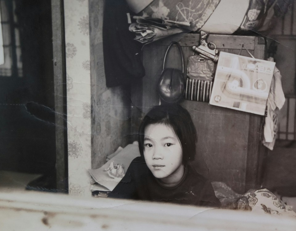 집에서 찍은 사진. 10살쯤으로 추정. 문턱 너머로 짧은 단발의 어린 아이가 보인다. 사진 제공 박김영희