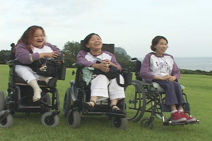 ‘장애여성공감’에서 처음 제주도로 캠프 가서 다큐 ‘거북이 시스터즈’(2003) 사진을 찍었다. 왼쪽부터 영란, 영희, 순천.