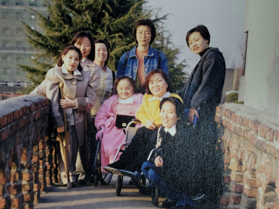 장애여성공감 창립자들. 오른쪽에서 세 번째, 휠체어를 타고 노란색 블라우스를 입은 사람이 박김영희 대표. 사진 제공 박김영희