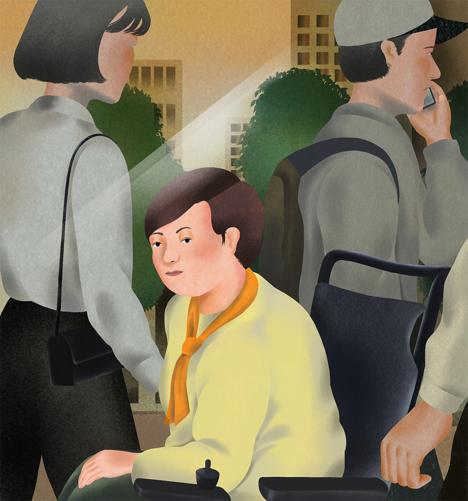 박김영희 일러스트. 쇼윈도에 바친 휠체어 탄 자신의 모습을 보고 있다. 그 뒤로는 걸어가고 있는 사람들, 나무와 빌딩이 보인다. 그림 훗한나   