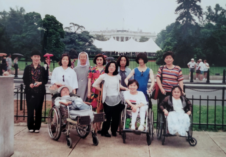 1997년 미국 워싱턴에서 열린 국제장애여성리더십포럼에 참여한 한국대표단들의 모습. 당시 박김영희 대표는 단장으로 참여했다. 오른쪽에서 두 번째 휠체어 탄 여성이 박김영희 대표. 사진 제공 박김영희