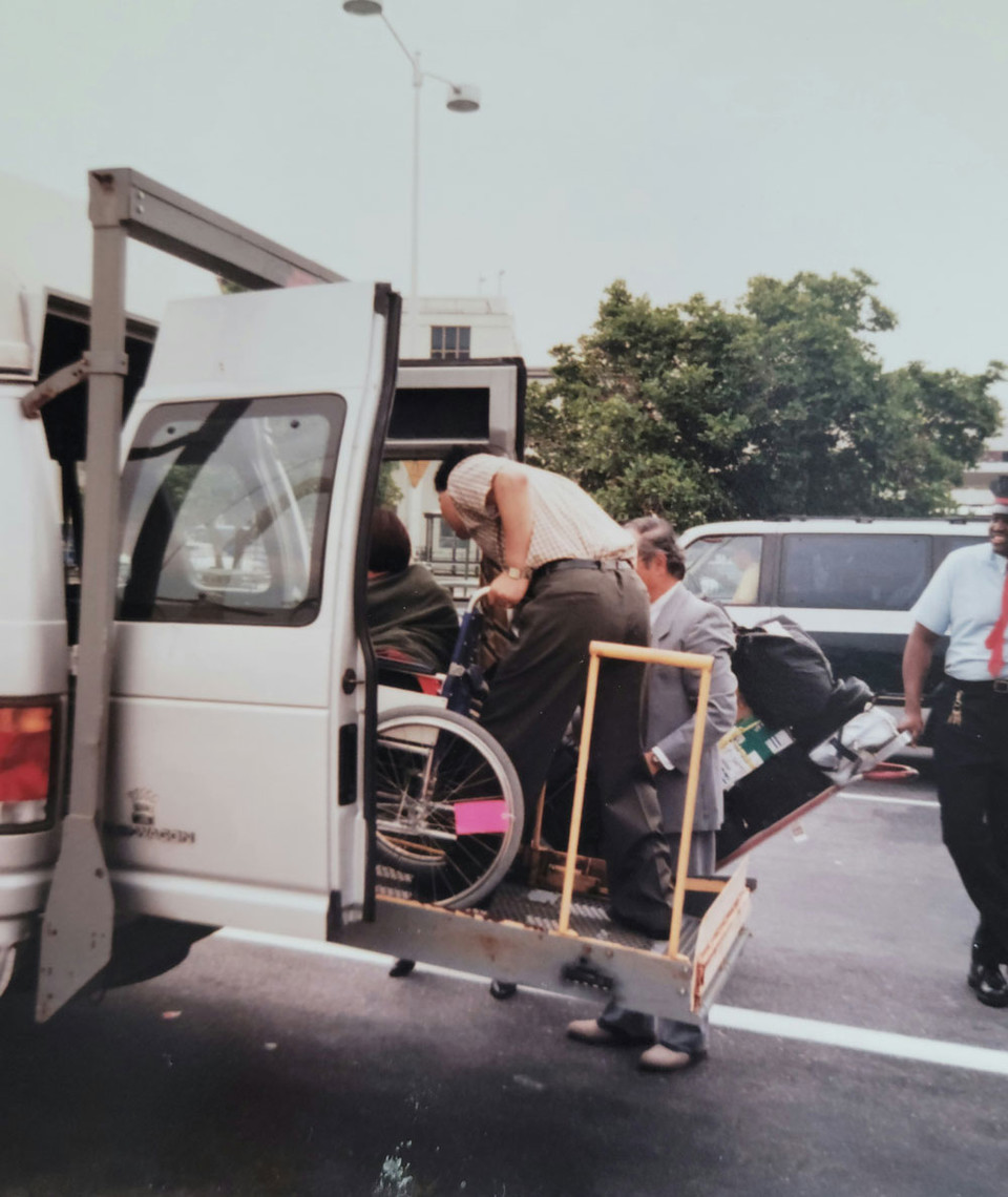 미국 공항에 마중 나온 밀알교회 특장차. 생애 처음 리프트특장차를 보면서 안기거나 업히지 않고 휠체어 채로 차를 탈 수 있다는 것에 매우 놀랐다. 몇 년 후, 이동권 투쟁으로 우리나라에도 장애인콜택시가 도입되었을 때 너무 감동적이었다. 사진 제공 박김영희  