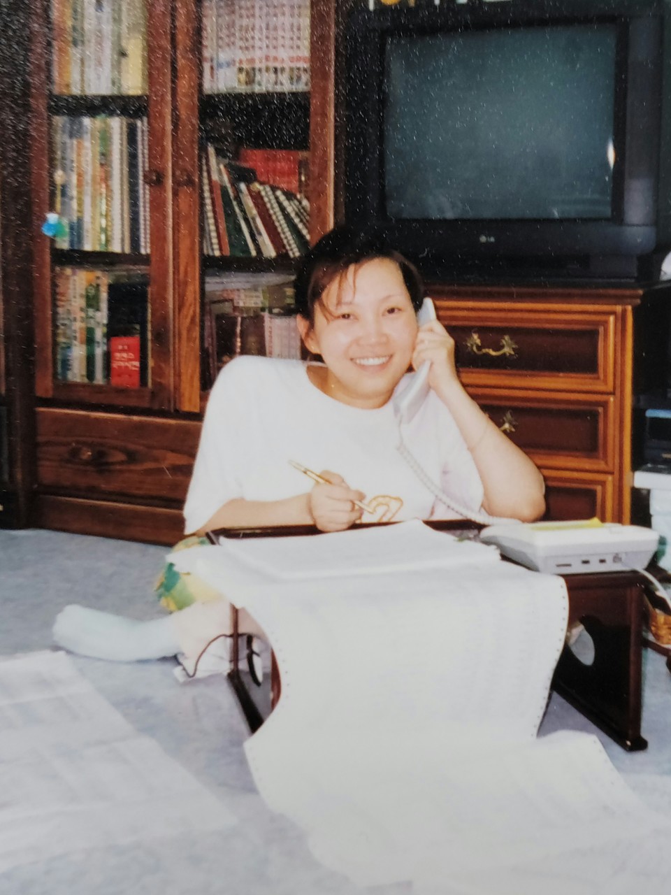 1997년 고덕동 집에서 경제활동으로 하루에 백여 통이 넘는 전화를 거는 텔레마케팅 노동을 하던 시절의 모습. 사진 제공 박김영희