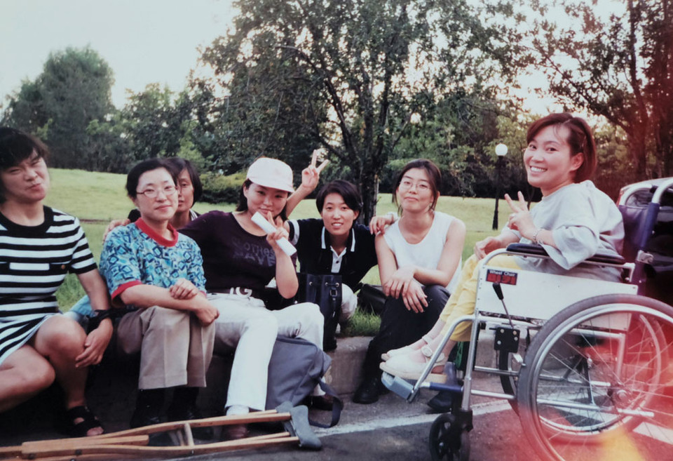 1997년 6월, 국제장애여성리더십포럼에 다녀오니 당시 장애우권익문제연구소에서 활동하던 배복주 간사가 부당해고를 당했다. 이에 대해 연구소에 사과받고 나온 후 다 함께 찍은 사진. 제일 오른쪽이 박김영희 대표. 사진 제공 박김영희  