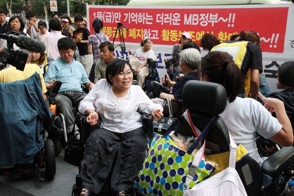 2010년 9월 17일, 장애심사센터 농성을 마무리하던 날. 동지들과 이야기 나누며 미소 짓고 있는 박김영희 대표. 사진 김유미