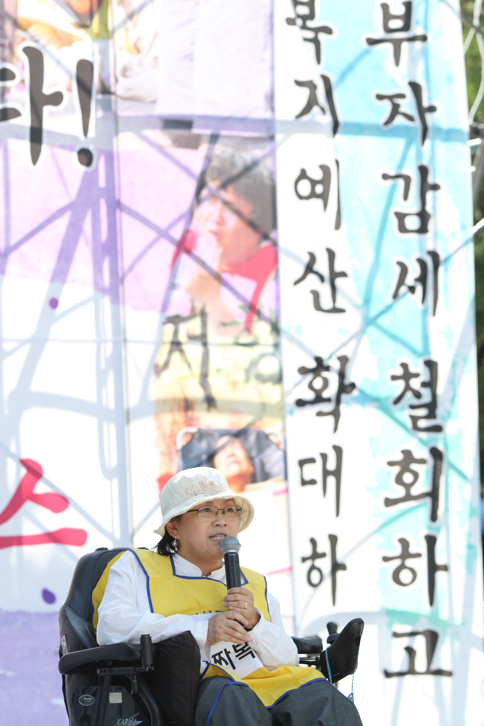 2010년 9월 7일, 이명박 정부의 가짜 복지를 규탄하는 집회에서 발언하고 있는 박김영희 대표. 사진 김유미