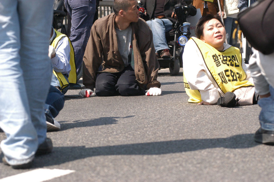 2006년 4월 27일, 중증장애인들이 활동보조제도화를 요구하며 한강대교를 6시간 동안 기었다. 당시 투쟁에 함께한 박김영희 대표. 사진 김유미