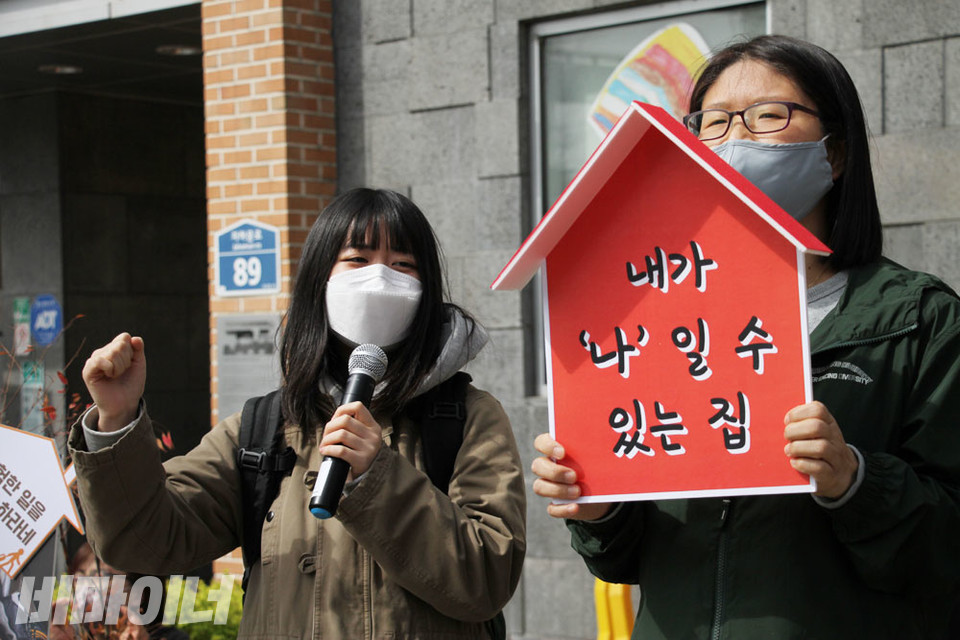 지난 4월 2일, 서울시 보궐선거를 맞아 청소년주거권네트워크가 차기 서울시장에게 아동·청소년 주거권 보장을 위한 정책을 요구하는 기자회견을 열었다. 한 활동가가 “내가 ‘나’일 수 있는 집”이라는 문구가 적힌 집 모형을 들고 있다. 사진 강혜민