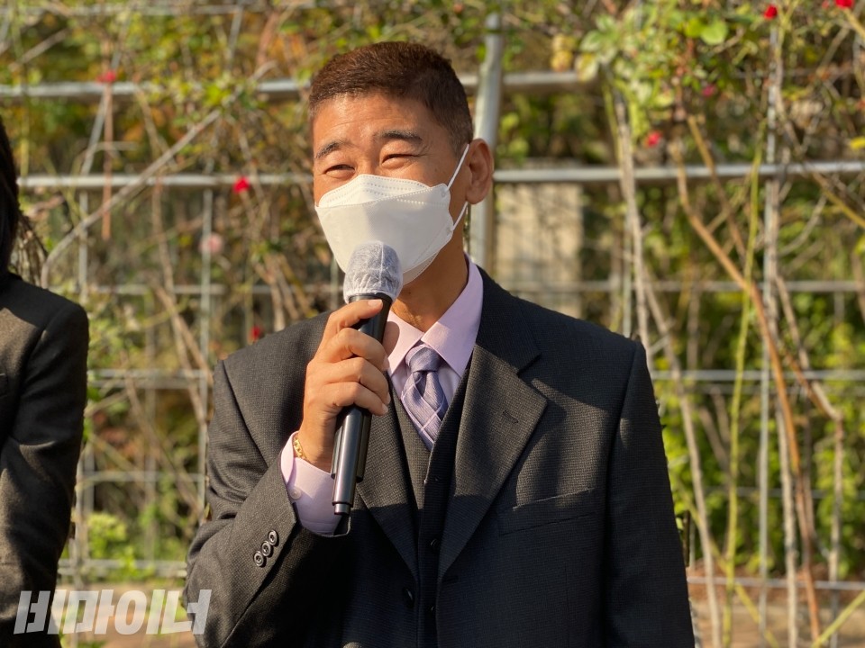 5일 오후 2시, 서울고등법원 제10행정부는 부당해고구제재심판정취소 항소심에서 중앙노동위와 피고의 보조참가인 ㈜코리아와이드포항의 항소를 기각했다. 2심 공판에서 승소 후 오후 2시 30분 서울고등법원 서문 삼거리 앞에서 행정소송 2심 선고 결과를 환영하는 기자회견에서 피해당사자 강성운 씨가 활짝 웃으며 발언을 하고 있다. 사진 이가연  