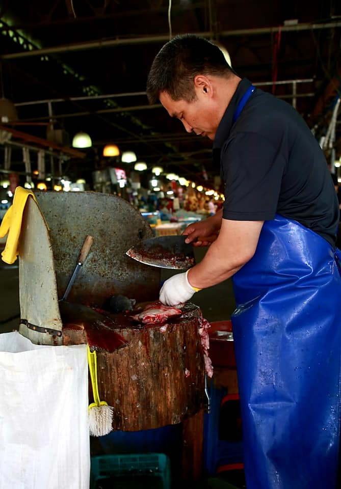 노량진수산시장에서 생선 손질을 하는 나세균 씨의 살아생전 모습. 사진 최인기  