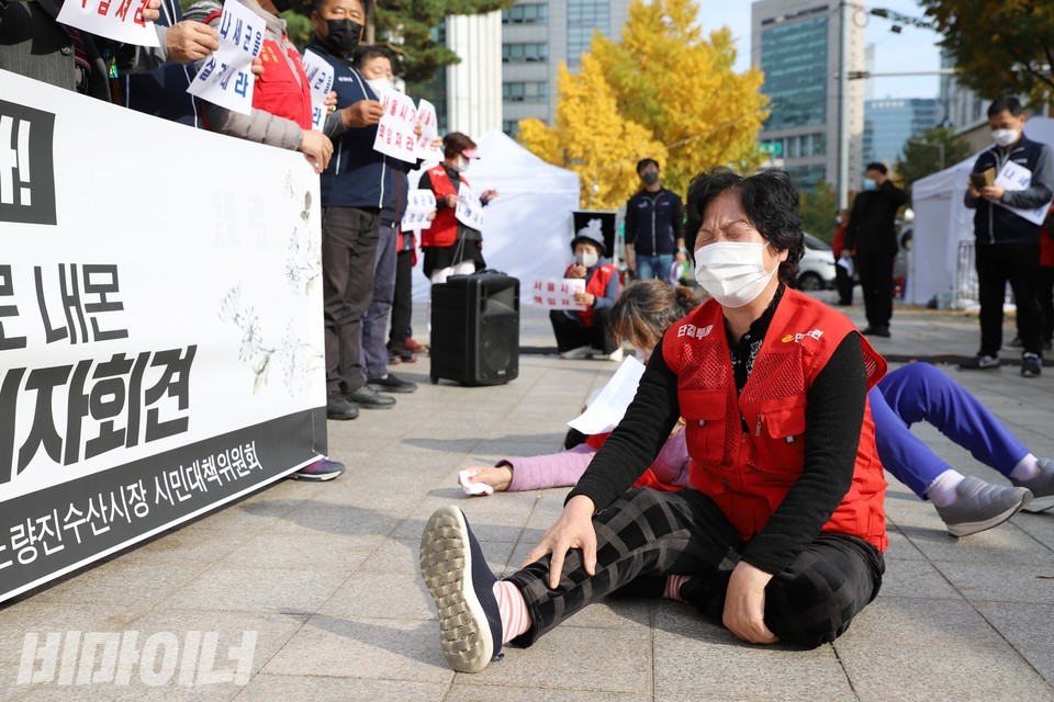 서울시청 앞 기자회견 현장. 이계순 씨가 주저앉아 울고 있다. 이 씨 뒤에는 박점엽 씨가 누워서 울고 있다. 사진 하민지