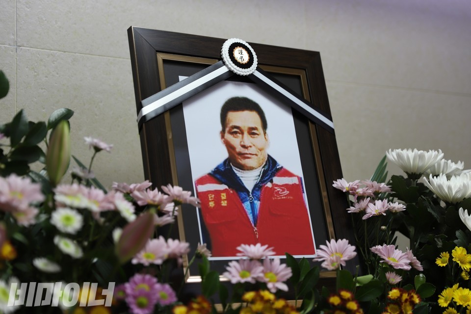 나세균의 빈소. 그는 영정사진 속에서 ‘단결투쟁’이라 적힌 빨간 조끼를 입고 미소를 지어 보이고 있다. 사진 하민지