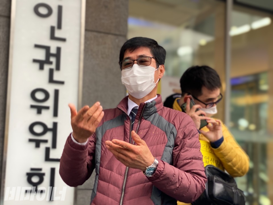 8일 오전 11시, 장추련 등은 인권위 앞에서 청각장애인 택시운전 자격시험에서 정당한 편의를 제공하지 않은 한국교통안전공단과 국토교통부를 규탄하며 진정인과 함께 인권위에 차별 진정을 제기했다.  진정인 이병도 씨가 발언을 하고 있다. 사진 이가연