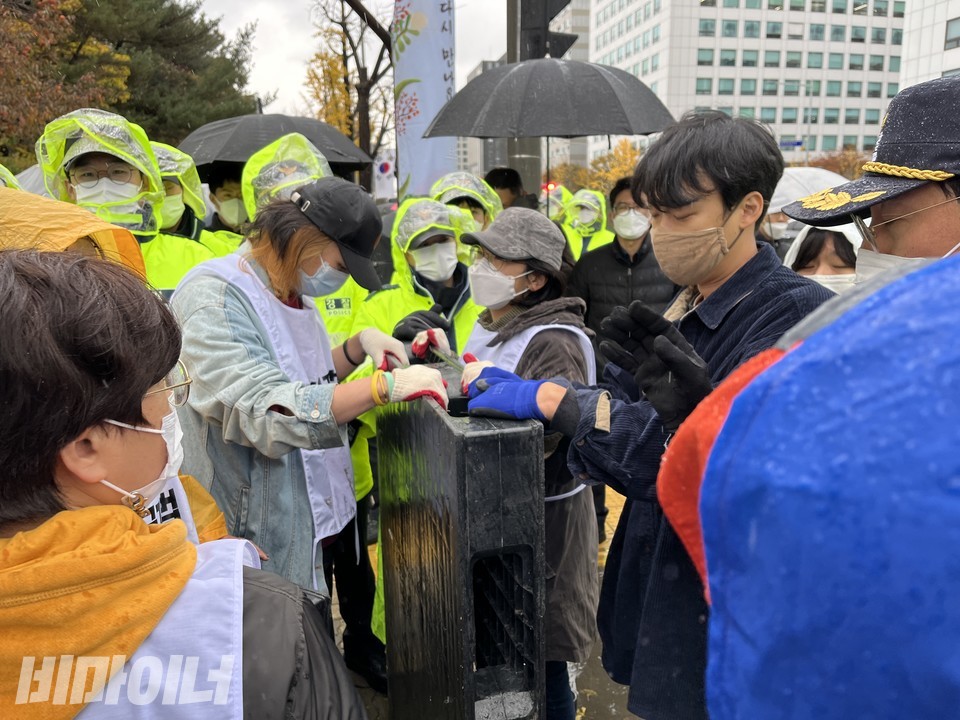 비닐과 파라솔만 반입할 수 있다던 경찰은 파라솔도 안 된다고 말을 바꿔 또 대치가 이어졌다. 사진 허현덕